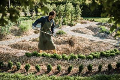 Jardinier dans un potager cultivé en permaculture